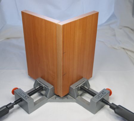 Расположение деталей в угловой струбцине