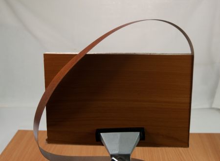 Поворот детали в процессе наклеивания