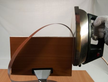 Наклеивание кромки на углу детали: шаг 1