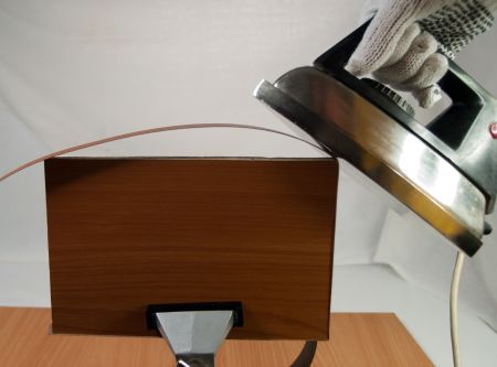 Наклеивание кромки на углу детали: шаг 2